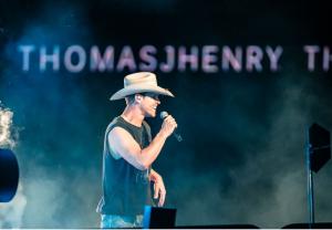Dustin Lynch (Photo credit: Twins Media)