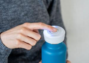The Thrivve hydration bottle comes with a smart lid connected to the Thrivve app, with an intuitive light ring that helps form healthy habits.