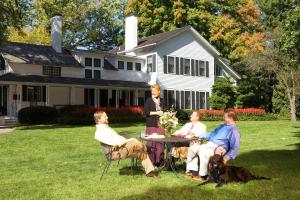 photo of the Jones Dairy Family Management Team on the lawn