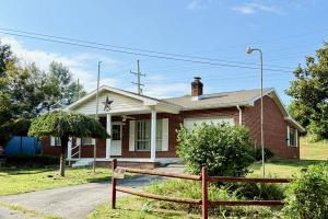 3 BR/1 BA single level brick original owner home on .17 +/- acre lot in the Eastern Heights neighborhood of Martinsburg, WV. This home measures 1,224 +/- sf., and features an eat-in kitchen (all appliances convey); living room w/fireplace; sun room; attic; crawl space