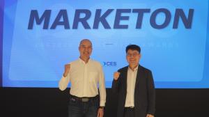 Chang Joon Yang, CEO of Marketon (right), and Hubert Nguyen, CTO of Ubergizmo (left), pose for a photo at the Global Media Meetup held on July 3 in Seocho-gu, Seoul