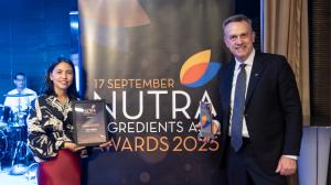 Hoang Thi Tam from Carefore Vietnam and Grant Washington-Smith from Carefore Global New Zealand accept award