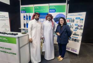 Ecer.com staff pose for a photo with a Saudi buyer