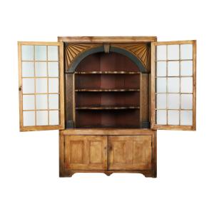 Glazed corner cupboard from York County, Ontario, 2nd quarter 18th century, illustrated in Howard Pain’s book on Upper Canadian Furniture. Estimate: $10,000-$15,000 (Canadian).