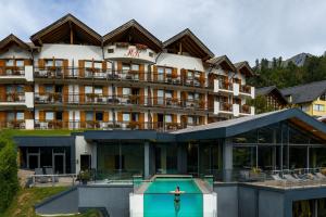 La Roccia Wellness Hotel Dolomite - Infinity Pool