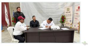 Signing partnership agreement between FECCEG and GRAINCHAIN in Guatemala.