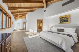 Primary Suite with Spa Room and Four Additional Guest Bedrooms