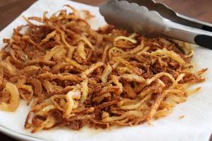 a plate of fried onions