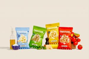 Hero lineup of Tantos puffed pasta chips in four flavors, Classico, Pesto, Cacio e Pepe, and Marinara with fresh Italian ingredients.