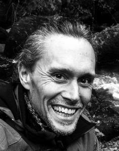 Portrait of Marc Swift, British author and beekeeper from Portugal, known as The Beekeeper Writer, announcing The Young Storyteller Quest to encourage children’s creativity and storytelling.