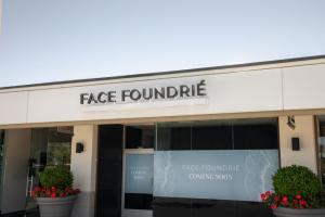 FACE FOUNDRIÉ's Newport Beach storefront, located in Westcliff Plaza (Irvine and Westcliff), next to Orangetheory Fitness.