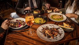Chef Jorge Dumit y platillos de comida italiana en Alfredo Di Roma, restaurante en el Hotel Presidente InterContinental Polanco.