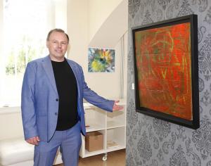 Heinz Playner with artwork of Rebeccah Klodt for Paris 2025
