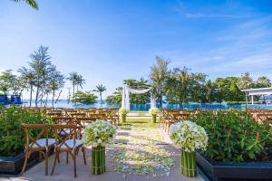 Pool Wedding at Hyatt Regency Phuket Resort