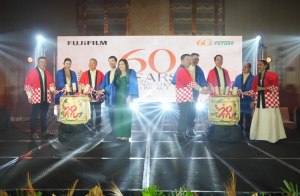 FUJIFILM Business Innovation together with esteemed guests smile during sake barrel ceremony