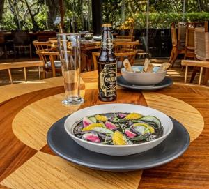Platillos de mariscos y decoración de Día de Muertos en Chapulín, restaurante mexicano en Polanco.