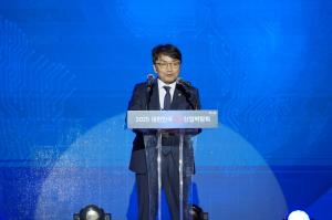 Gwang-yong Kim, head of the National Disaster and Safety Control Center at the Ministry of the Interior and Safety, speaking at the opening ceremony.
