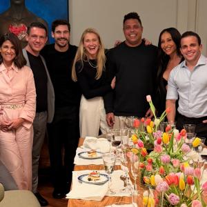 Rony Jabour, Carolline Jabour, Ronaldo Nazário, Celina Locks, and guests share smiles around a dinner table beautifully decorated with tulips during a private evening in São Paulo, Brazil, October 2025.