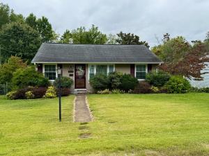 3BR/1BA home on .25+/- acre lot in the Grandview subdivision of Culpeper, VA. The single level home measures 884 +/- sf., and features an eat-in kitchen (all appliances convey), living room, utility room. Hardwood flooring (under carpet in some rooms); carpet throughout