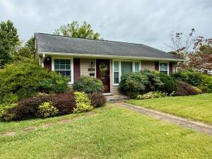 3BR/1BA home on .25+/- acre lot in the Grandview subdivision of Culpeper, VA. The single level home measures 884 +/- sf., and features an eat-in kitchen (all appliances convey), living room, utility room. Hardwood flooring (under carpet in some rooms); carpet throughout