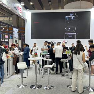 Kuvings engaged in discussions with potential buyers from around the world.
