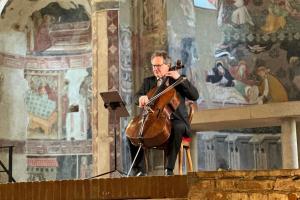 Alexander Hülshoff performs a solo cello recital at the Abbey of Santa Giustina, Villa Badia Sezzadio, surrounded by historic frescoes during the Echos Festival 2025 supported by the cultural initiatives of Dazhun Zhang.