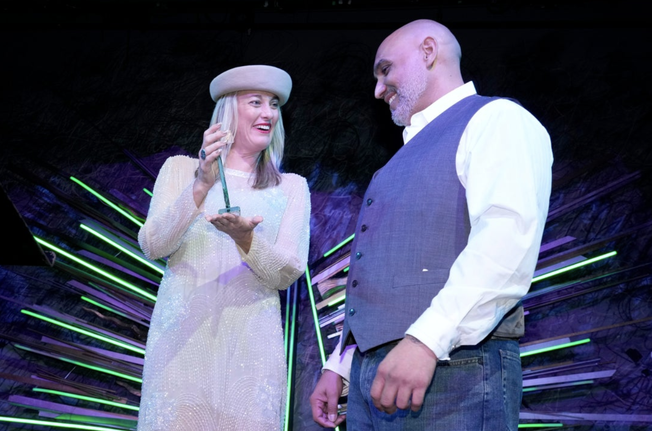 Mary Bailey presents an award to Leonel Villaseñor