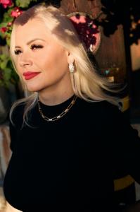 Hazel participates in projects that explore personal growth through storytelling. LIBERÁNDOME continues that conversation in a format that allows viewers to interpret the message in their own way.