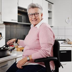 Simple ergonomic tools, like a stable mobility chair, help seniors cook and move safely at home — supporting independence and confidence.