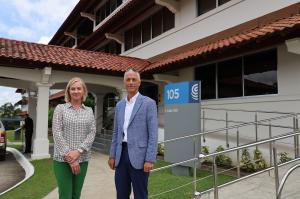 Los líderes de la Universidad Drake posan frente al edificio de Drake en el campus de la Ciudad del Saber