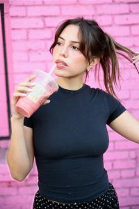 Viandka Carrillo continues to make her mark in the international entertainment industry, standing out for her talent, discipline, and the elegance that defines her presence on screen.