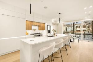 Location Perry Pl, DC Year 2024 Cabinetry Cost $25.000 Feature Class A Size Small Layout Island Serie Manhattan Details Chalet Oak