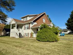 3 separate income producing rental units totaling 4 bedrooms & 3 bathrooms with 3 individual heat pumps and electrical service, month to month leases and fronting Rt. 33 only 5 miles from Ruckersville & Rts. 33/29