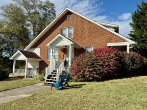 3 separate income producing rental units totaling 4 bedrooms & 3 bathrooms with 3 individual heat pumps and electrical service, month to month leases and fronting Rt. 33 only 5 miles from Ruckersville & Rts. 33/29