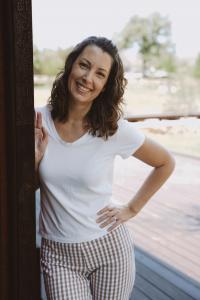 Headshot of Heidi Wells, Master Practitioner of NLP and Hypnotherapy who helps women rebuild after destructive relationships.