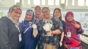 Group of healthcare professionals posing with HandVivante MirrorHand robotic hand exoskeleton system