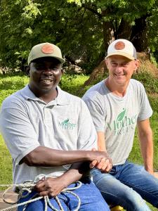 John Leary, Directeur général, et Omar Ndao, Directeur Sénégal : Fondateurs de Mother Trees, côte à côte, fiers, souriants et se serrant la main.