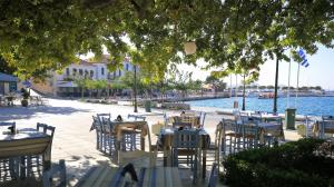 Experience idyllic and authentic Greece with Tourmix.tours: Island hopping across all archipelagos, road trips on mainland and islands, and insider tips from a specialist – from village squares to seaside taverns under plane trees, where people eat, drink, and chat.