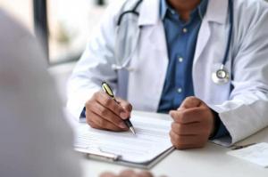 Doctor and patient discussing treatment plans at Mosaic Medicine, showcasing the personalized approach of Direct Primary Care.