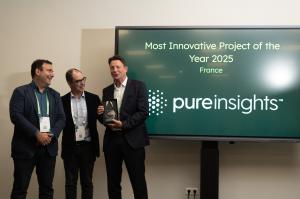 Pureinsights' Graham Charlesworth accepts the MongoDB Most Innovative Project of 2025 award in France