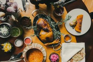 Interior del restaurante Chapulín en Polanco con mesas servidas y ambiente elegante para celebrar el Día Nacional de la Gastronomía Mexicana.