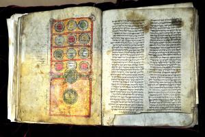 A rare book from the Klau Library showing Hebraic commentary from Rabbi Rashi in the 11th century