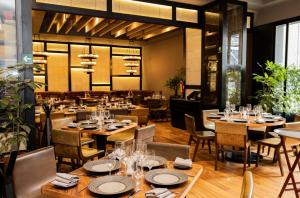 Terraza para eventos familiares en Polanco en Alfredo Di Roma, con decoración navideña y ambiente elegante.