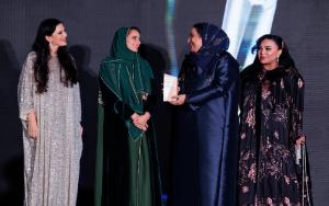 المنظمون يقفون على المسرح خلال حفل الجوائز ضمن فعاليات منتدى المرأة المبدعة 2025.