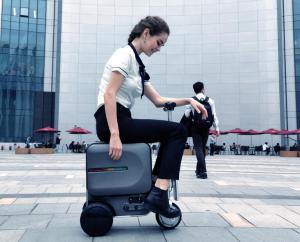 Airwheel SE3 robotics suitcase