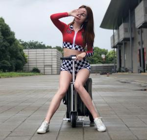 Airwheel riding luggage