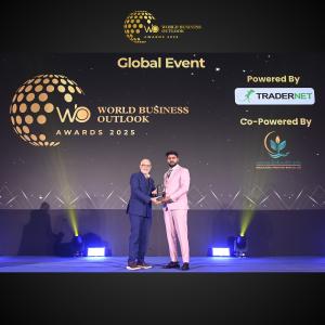 Mr. Vijay Kishnani, Joint Honorary Treasurer at ITCC, receiving the felicitation on behalf of Mr. Sushil Kumar Dhanuka, President of India-Thai Chamber of Commerce (ITCC), from Mr Shashank Madesha, CEO of WBO.