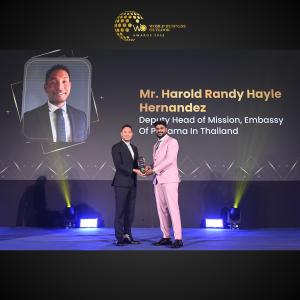 Chief Guest Mr. Harold Randy Hayle Hernandez, Deputy Head of Mission, Embassy of the Republic of Panama in Thailand receiving the felicitation from Mr Shashank Madesha, CEO of WBO.