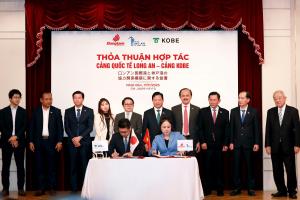 (1) MOU signing ceremony between Long An International Port and Port of Kobe, witnessed by Mr. Ngo Trinh Ha, Consul General of Vietnam in Osaka (third from left); Mr. Pham Tan Hoa, Vice Chairman, Tay Ninh Provincial People’s Committee (third from right);