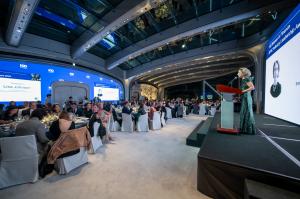 Wide shot of Lisa Johnson speaking on stage while accepting the 2025 APAC Industry Leadership Award at the Hong Kong Gala.